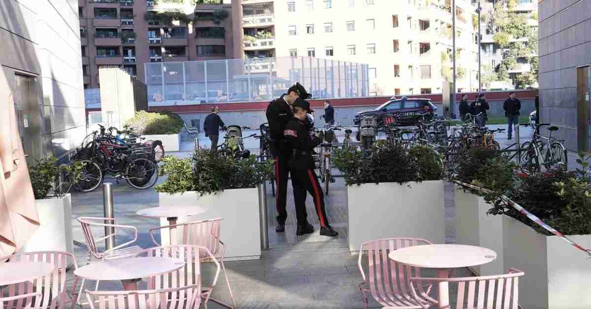 43enne accoltellata in piazza Gae Aulenti a Milano, resta la paura dei cittadini