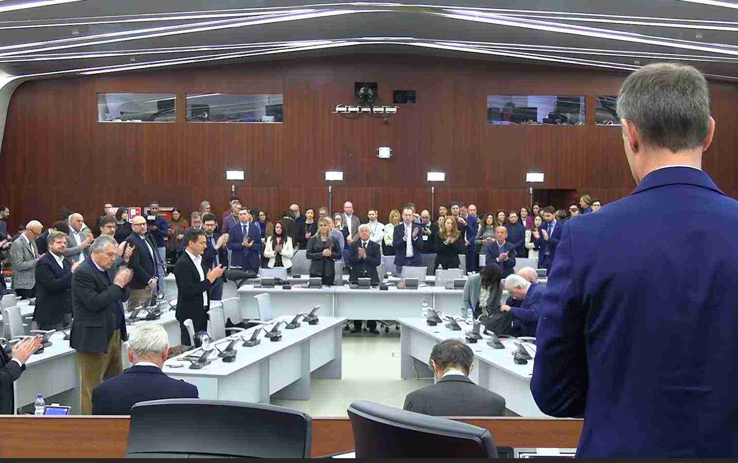 Milano, il Consiglio regionale si ferma: silenzio per le vittime di Crans-Montana