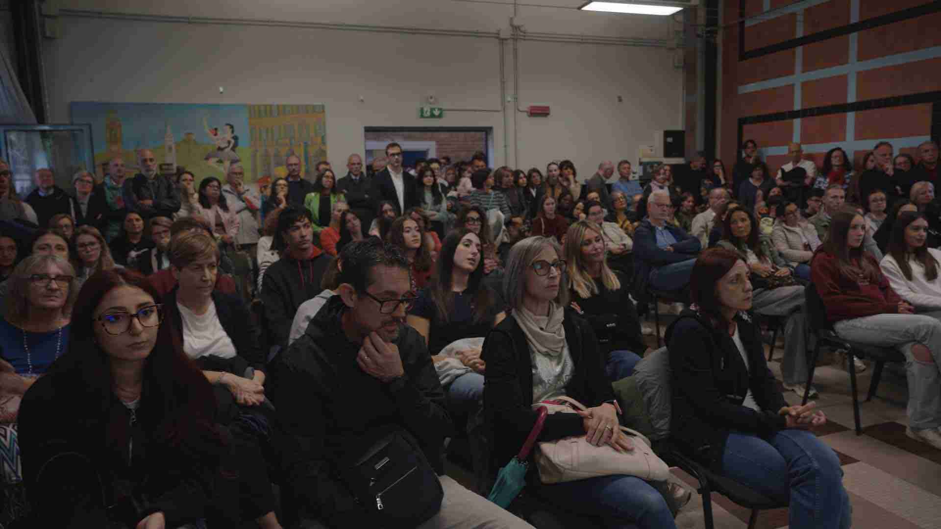 Liceo di Broni chiuso, in 500 all’assemblea: studenti, genitori e docenti chiedono chiarezza