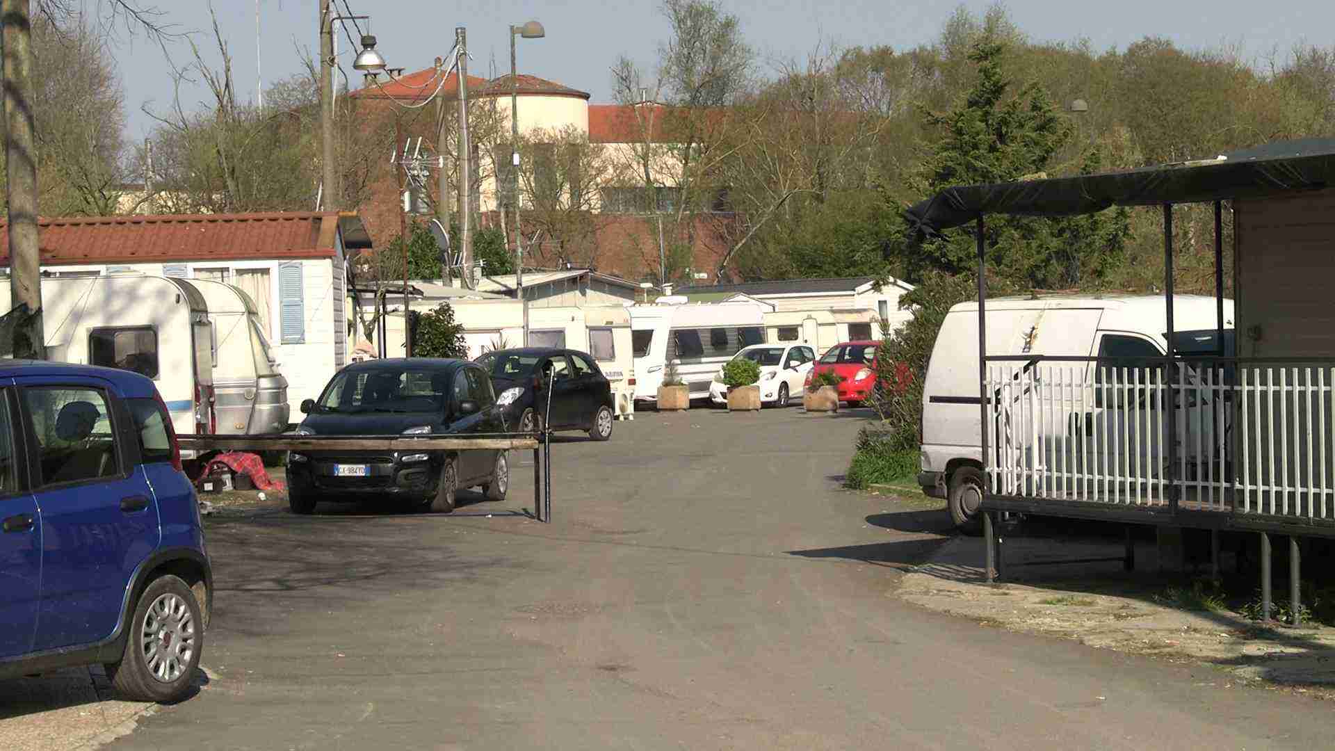 Pavia, abusi edilizi al campo Sinti: ordinanza non rispettata, il Comune demolirà gli immobili