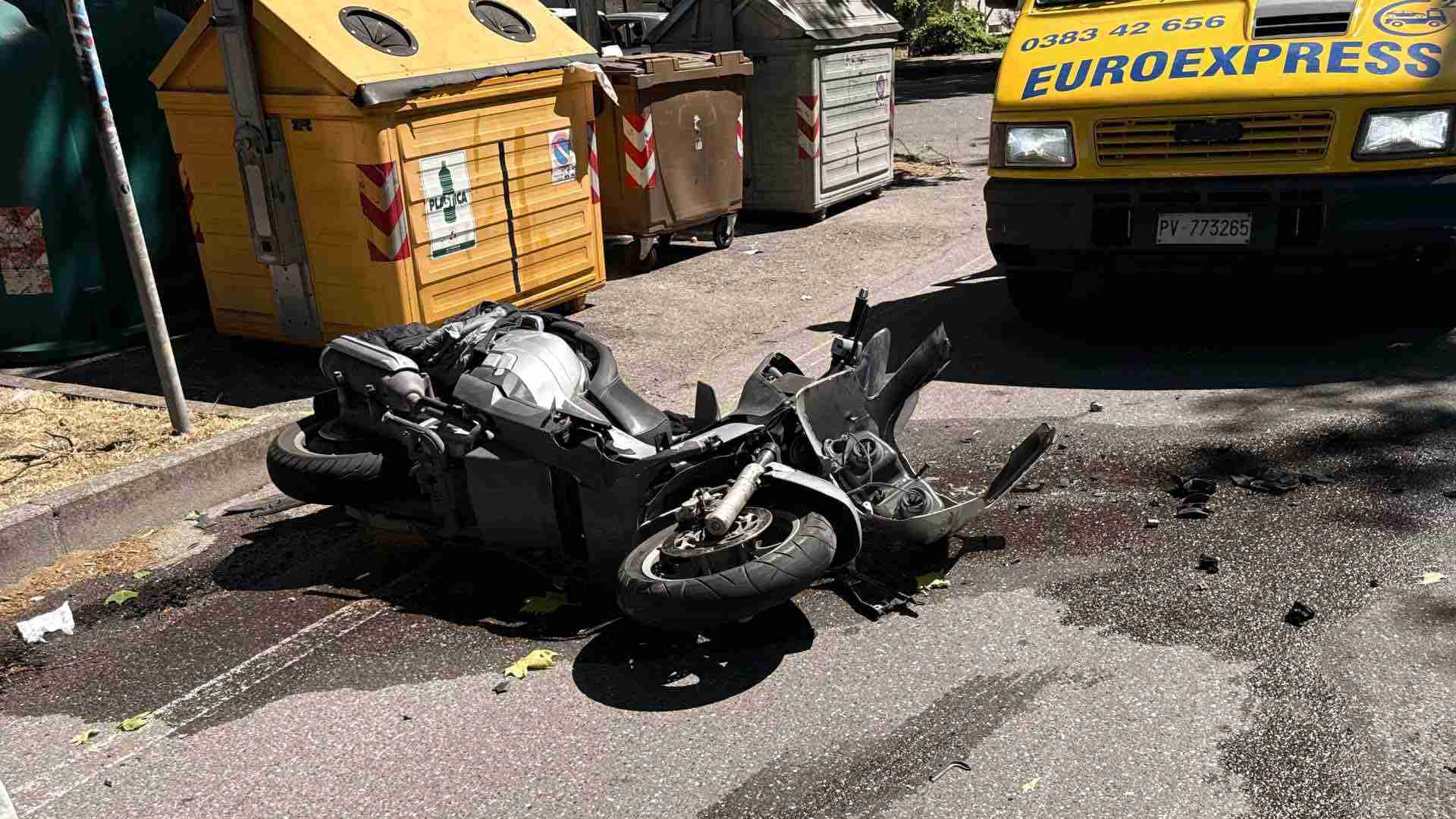 Voghera, doppio schianto a mezzogiorno: feriti un motociclista e un automobilista