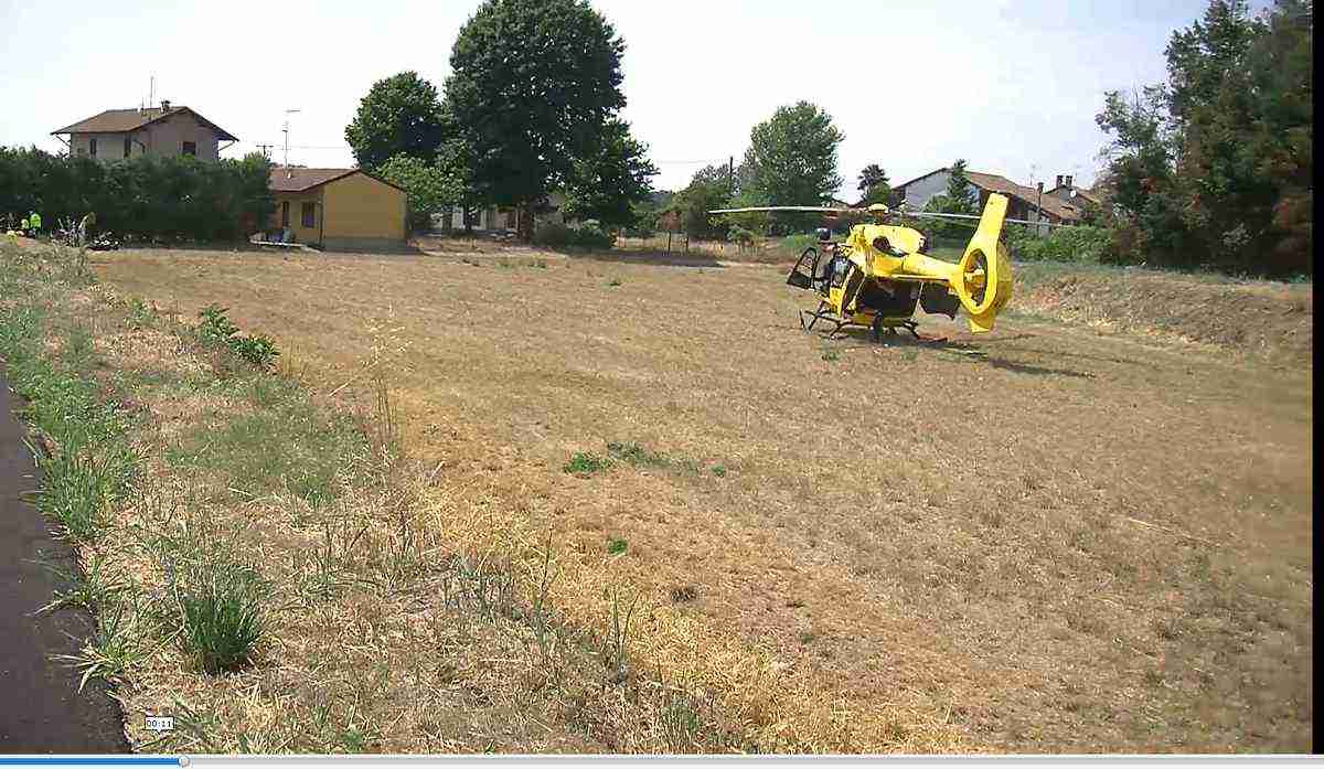 Vigevano esce di strada e si schianta contro il guard rail abbandonato