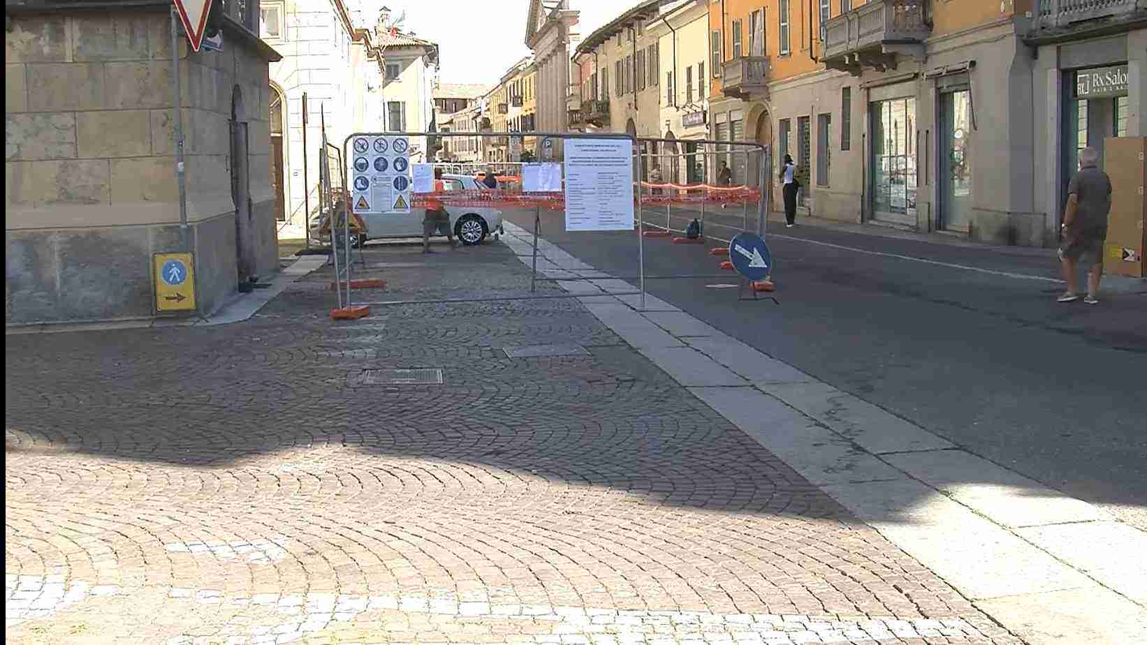 Vigevano, ha preso il via lunedì la sistemazione del porfido in via Cairoli