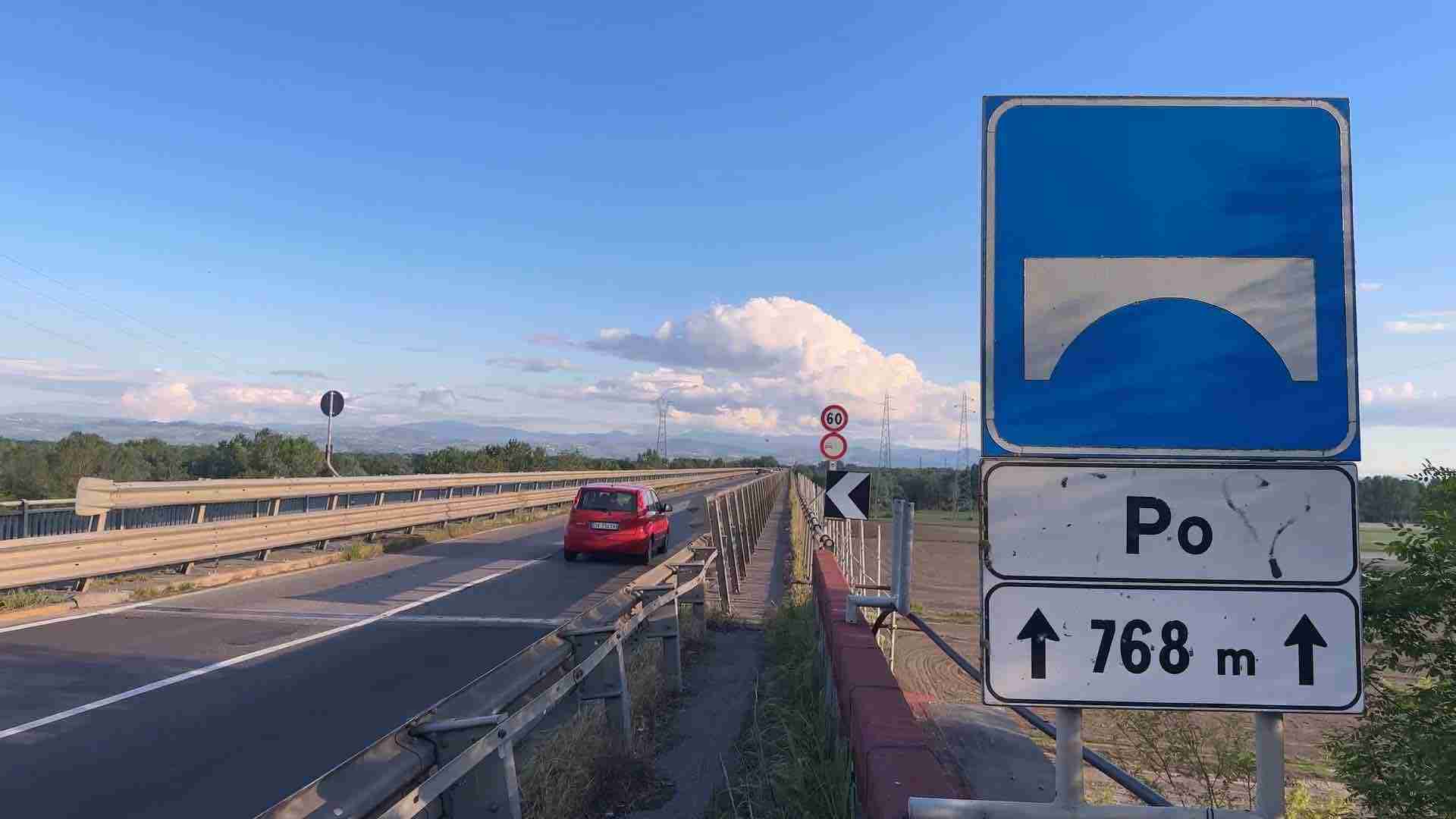 Ponte di Bressana sulla SS35 dei Giovi, nei sabati estivi si inverte il senso unico alternato