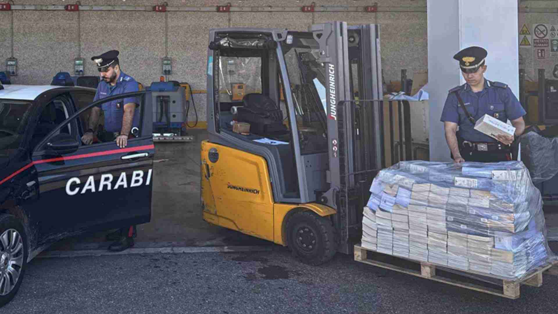 Dipendenti sorpresi dai carabinieri a rubare libri dalla logistica di Broni: 4 arresti