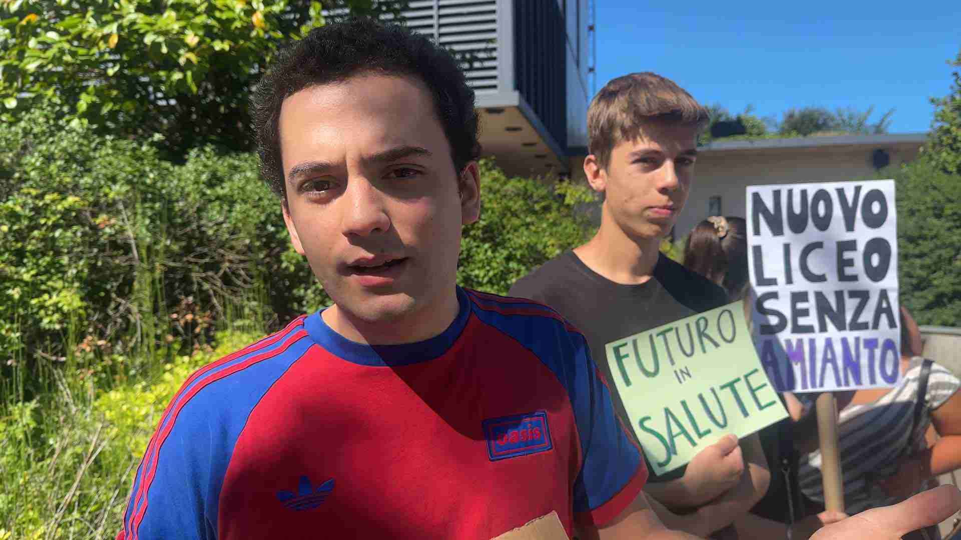 Visita di Bertolaso in Oltrepò, blitz dei liceali di Broni: ‘Vogliamo una scuola senza amianto’