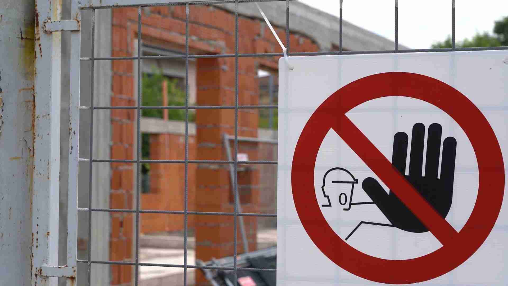 La scuola incompiuta di Linarolo, il Comune: ‘Impresa inadempiente, opera resta priorità, la finiremo’