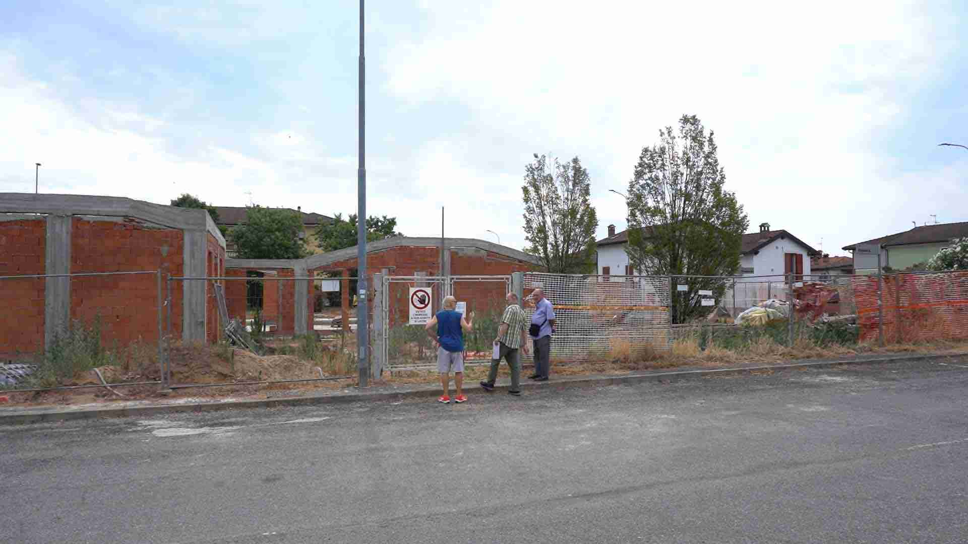 Scade il PNRR ma la scuola di Linarolo è incompiuta, l’opposizione: ‘E adesso come si fa?’