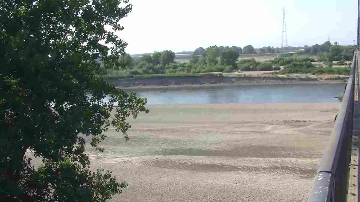 Siccità in Lomellina, il Po in secca e i laghi in ribasso: si riduce l’acqua per l’irrigazione, è polemica in Regione