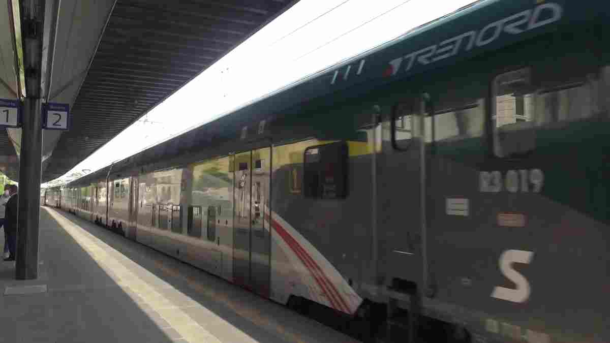 Linea Milano-Mortara, treni soppressi o in ritardo dopo essere rimasti nei depositi per ore sotto il sole