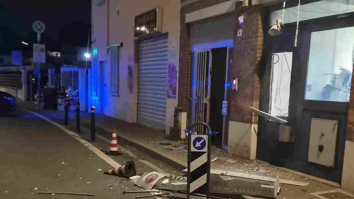 Vidigulfo, assalto con l’esplosivo al bancomat della banca in via Roma: ladri in fuga con 10mila euro, indagini in corso