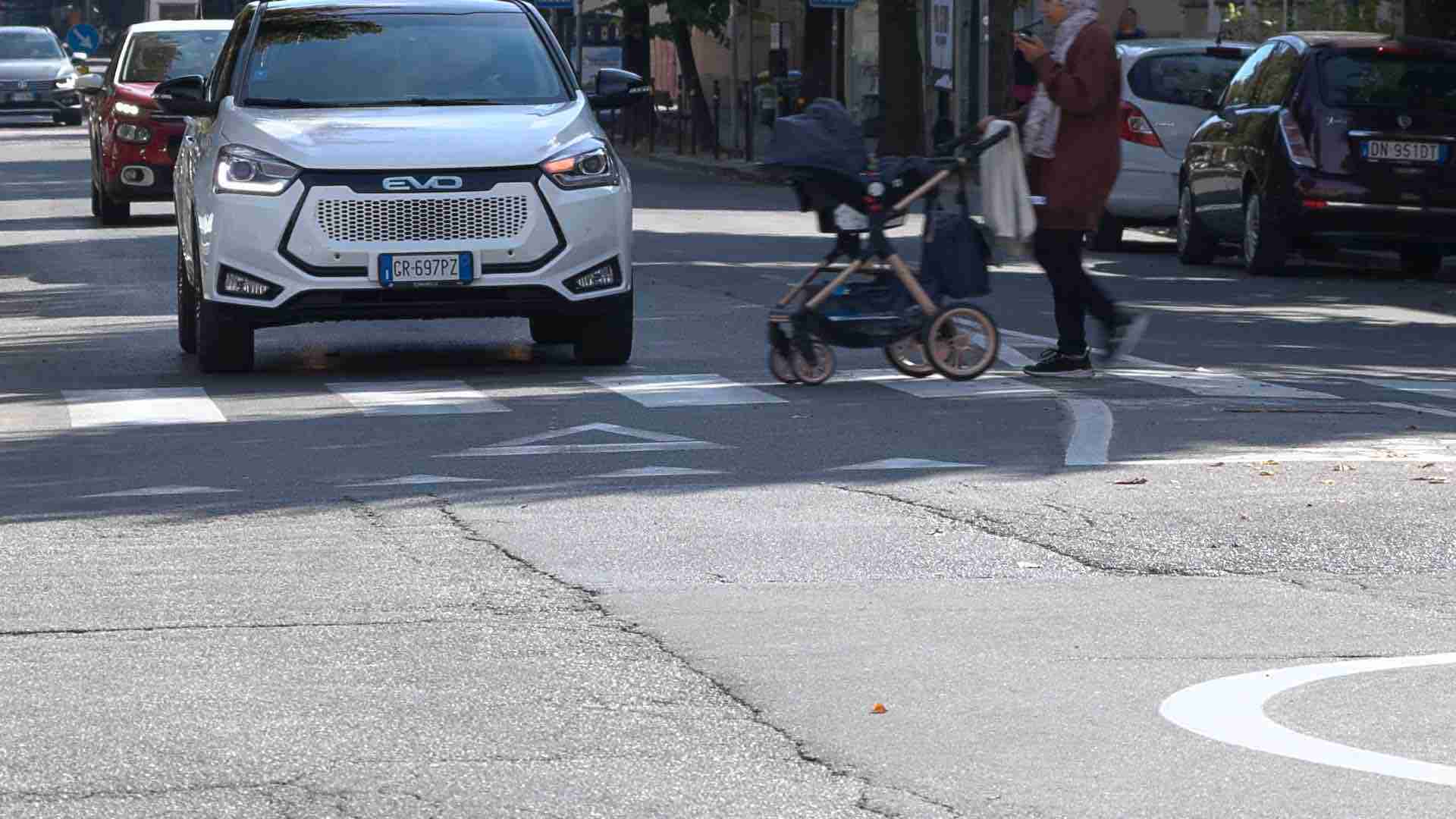 Voghera, anziano investe donna sulle strisce e viene aggredito: investitore e investita in ospedale