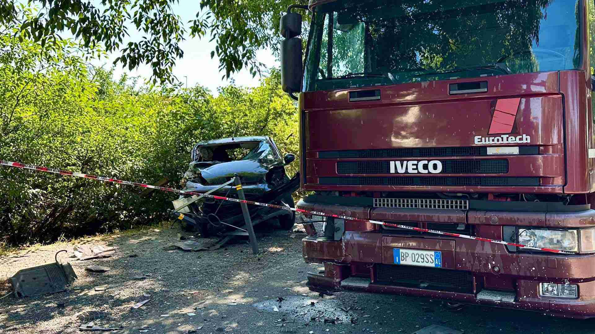Voghera, terribile schianto in viale Martiri della Libertà: donna di 51 anni ferita gravemente