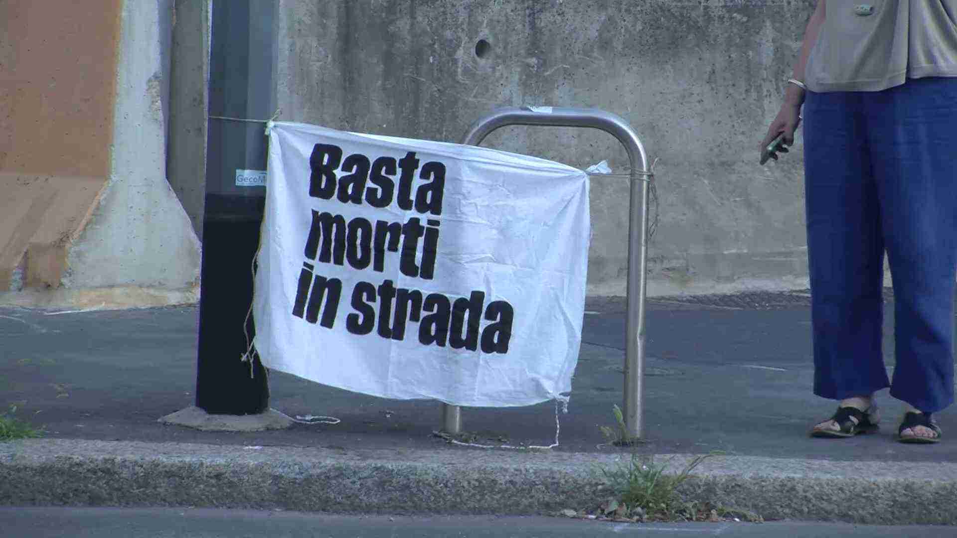 ”Basta morti in strada”: il presidio dopo la morte di Laura Ghirardi