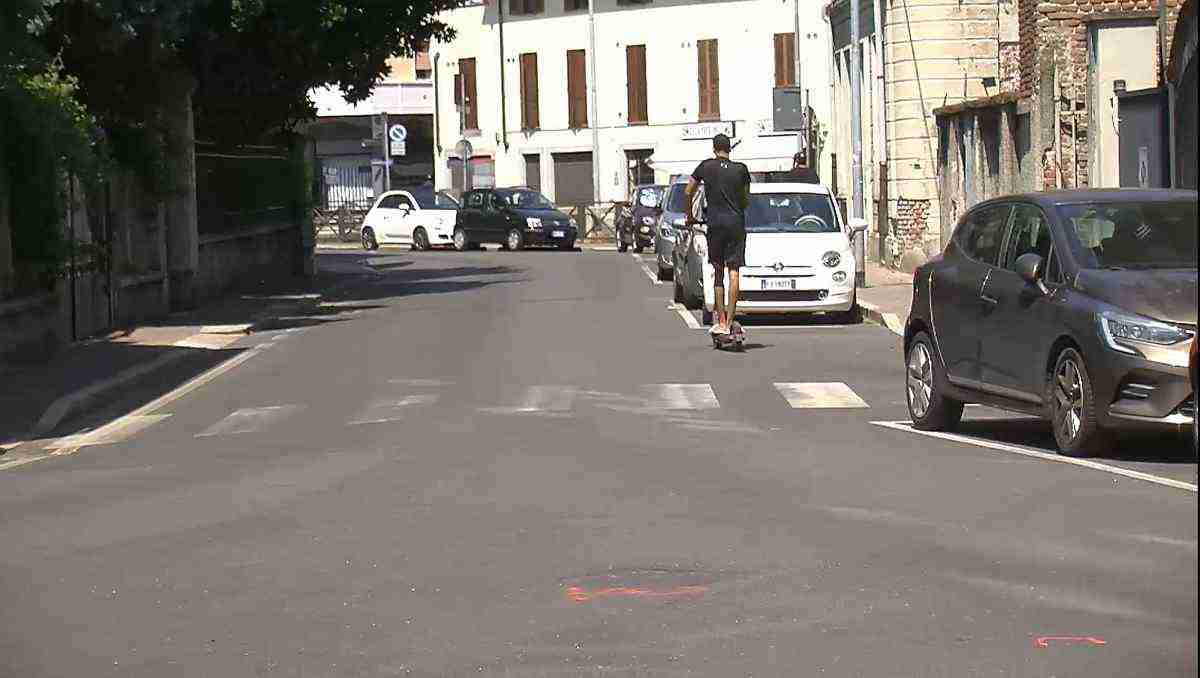 Vigevano, contromano in monopattino finisce contro un furgone: è grave