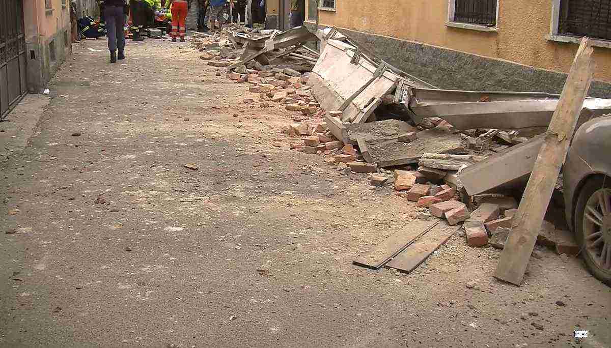 Vigevano, crolla un tetto in via Robecchi: grave un artigiano