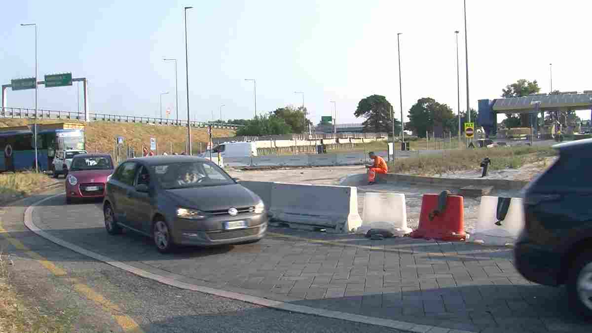 Gropello, traffico difficile per i lavori a rilento alla rotonda del casello A7: ci sarà ancora un mese di disagi