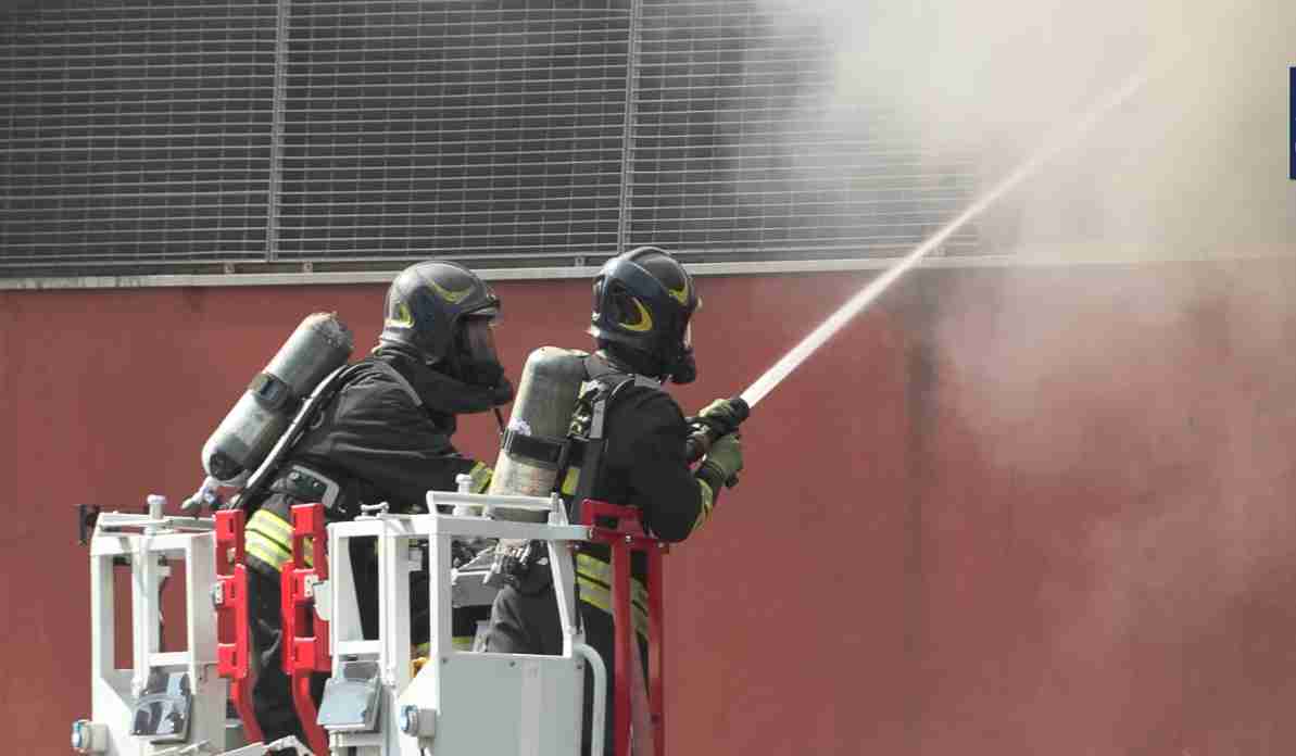 Paura alla stazione di Porta Garibaldi: incendio e caos treni