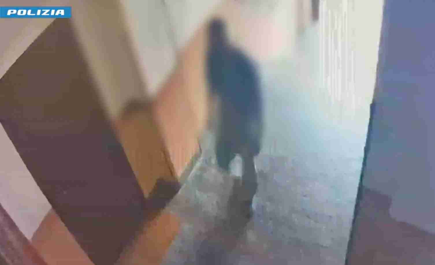 Difende una ragazza dal molestatore, portinaio accoltellato a Milano