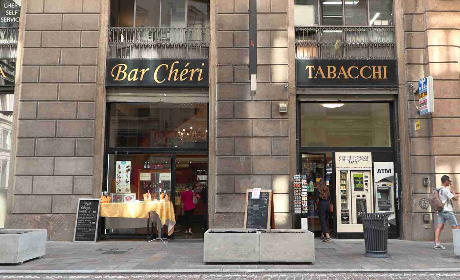 Milano, chiude un bar in Galleria: scatta la corsa alla vetrina d’oro