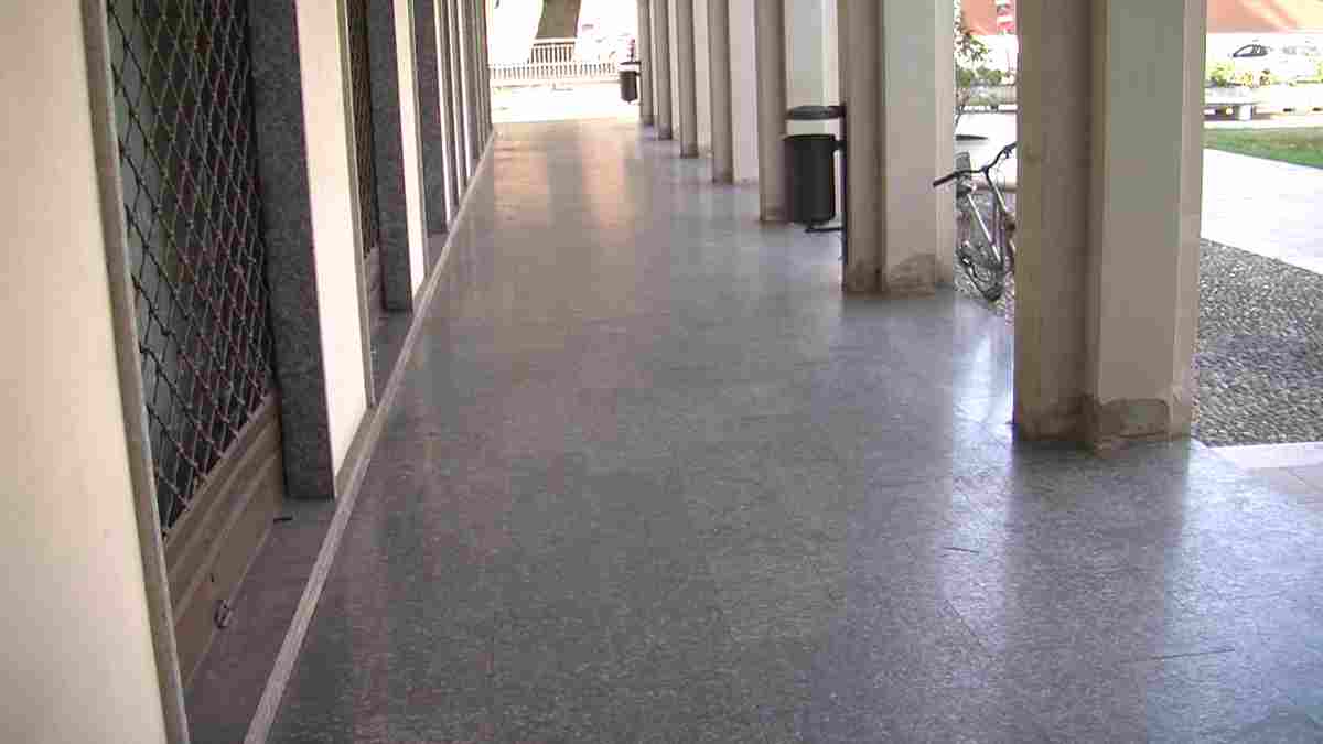 Parona, barriere per accedere all’ambulatorio medico in piazza Nuova: si chiedono interventi per rimuoverle