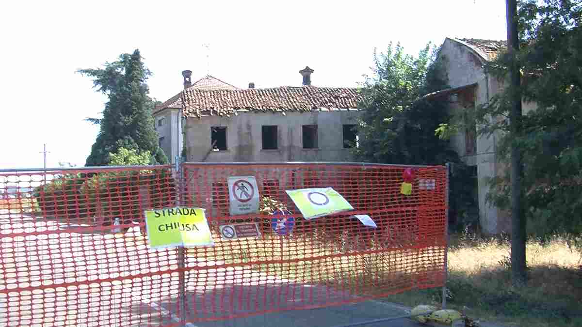 Strada chiusa tra Dorno e Garlasco, i disagi di cittadini e imprese: ”Costretti a fare giri più lunghi e pericolosi”