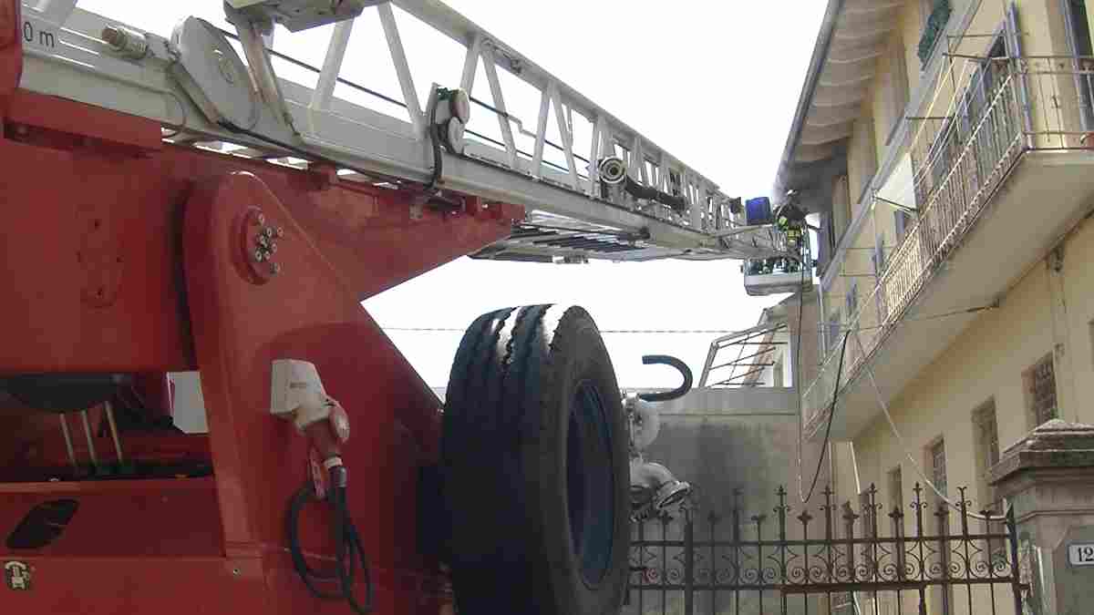 Vigevano, 2 feriti in un incendio in via Santa Casa: un ustionato grave trasportato al Niguarda, si indaga sul rogo