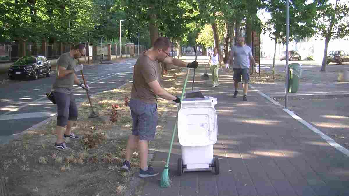 Ripuliscono e abbelliscono ogni settimana la zona del mercato: sono i volontari del gruppo ”Vola Vigevano”