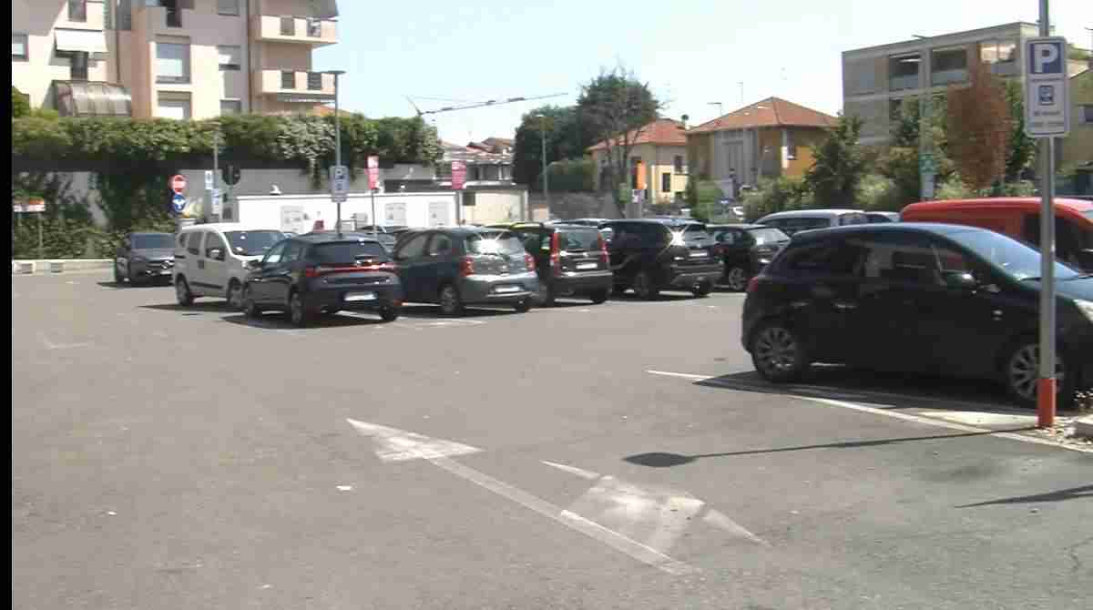 Vigevano, insegue il ladro e recupera la refurtiva: commessa aiuta gli agenti della polizia locale