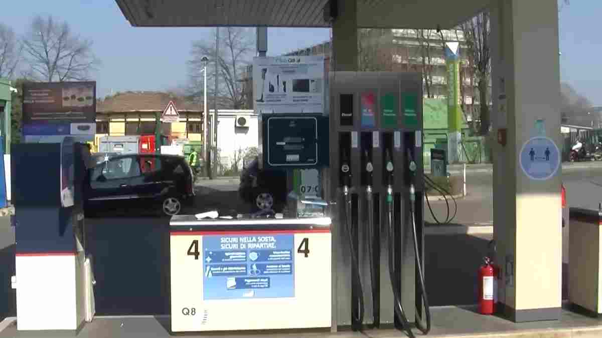 Caro carburanti, si discute dei profitti extra di Eni: La proposta di Pozzati: ”Diamoli alle famiglie in difficoltà”