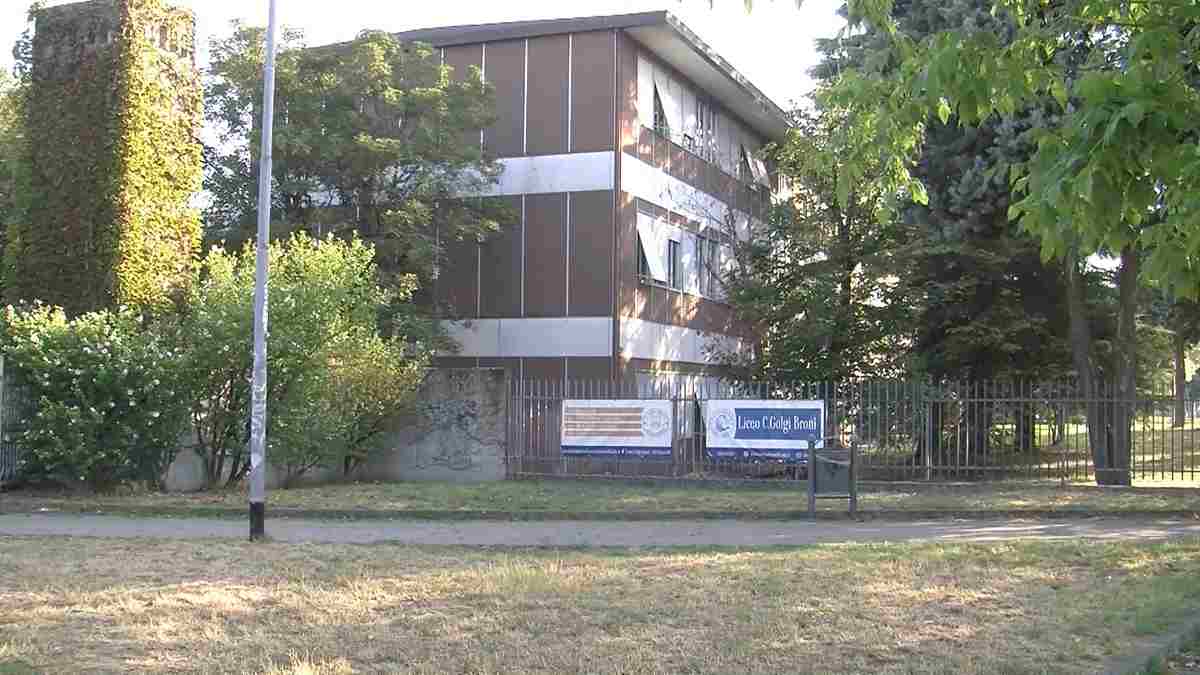 Liceo di Broni, i dubbi dei genitori sulla riapertura: ”La scuola non è sicura: non ci fidiamo a mandare i nostri figli”