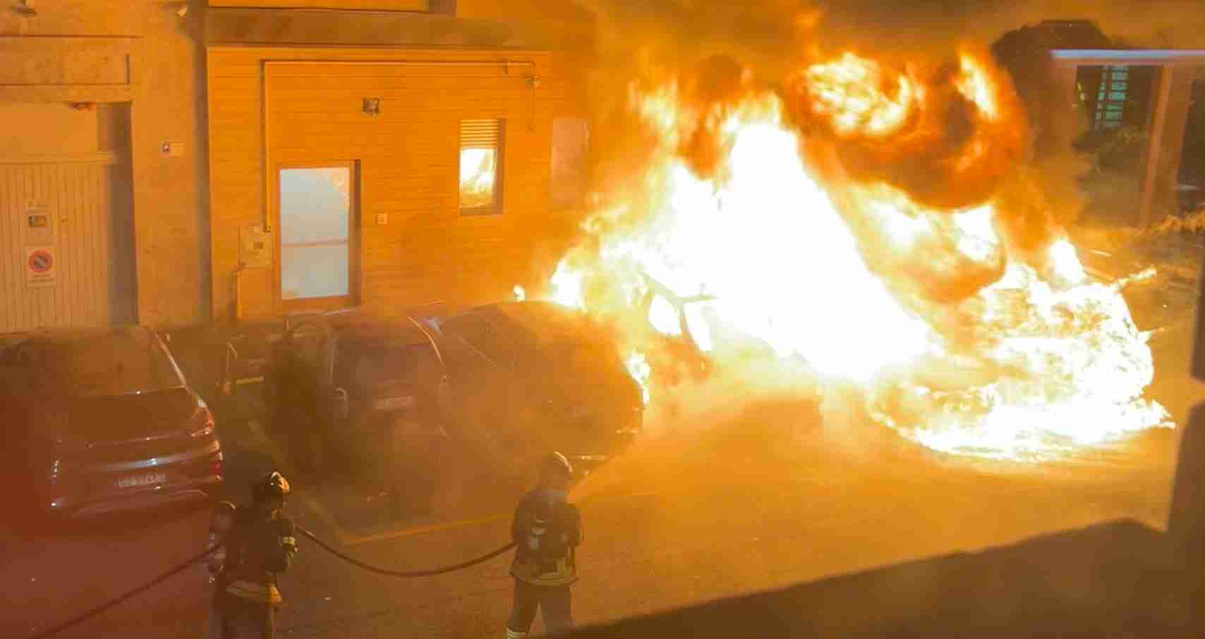 Milano, incendio in via Macchi: il video shock delle auto divorate dalle fiamme