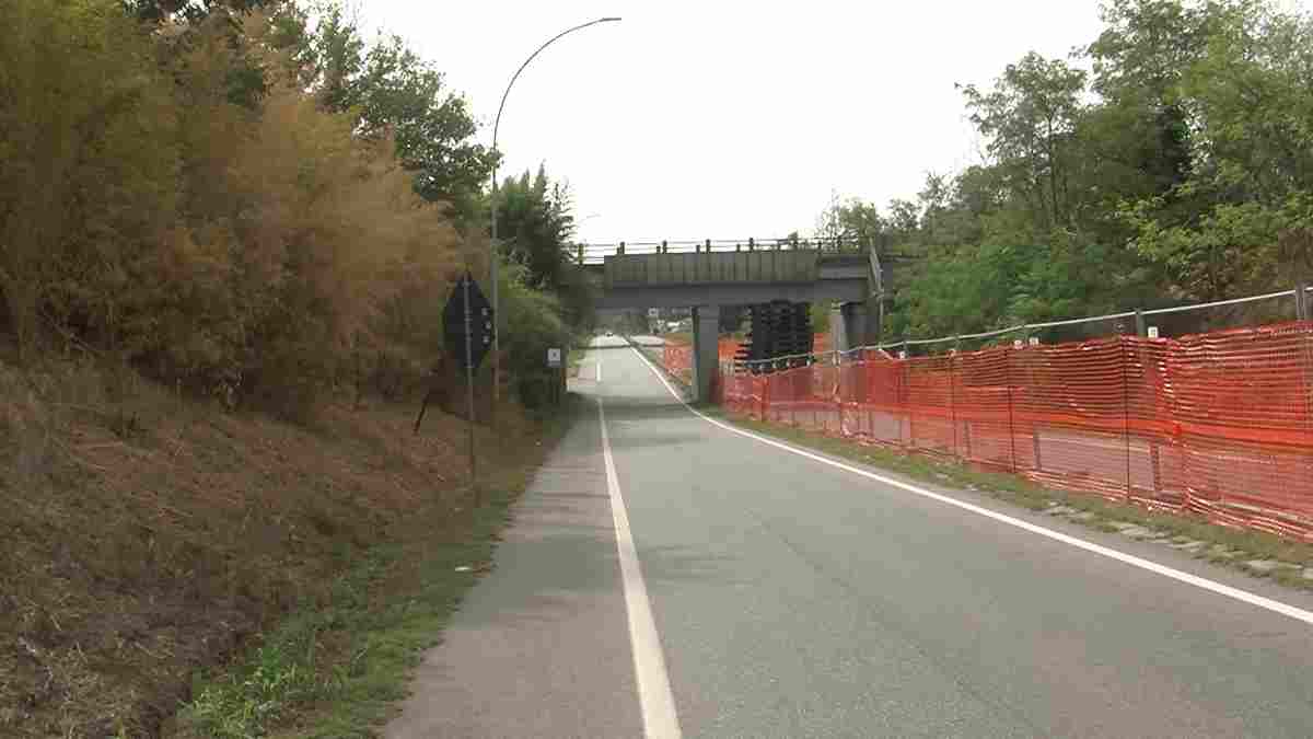 Sannazzaro, traffico in tilt per il ponte danneggiato: si discute delle strade alternative per i mezzi pesanti