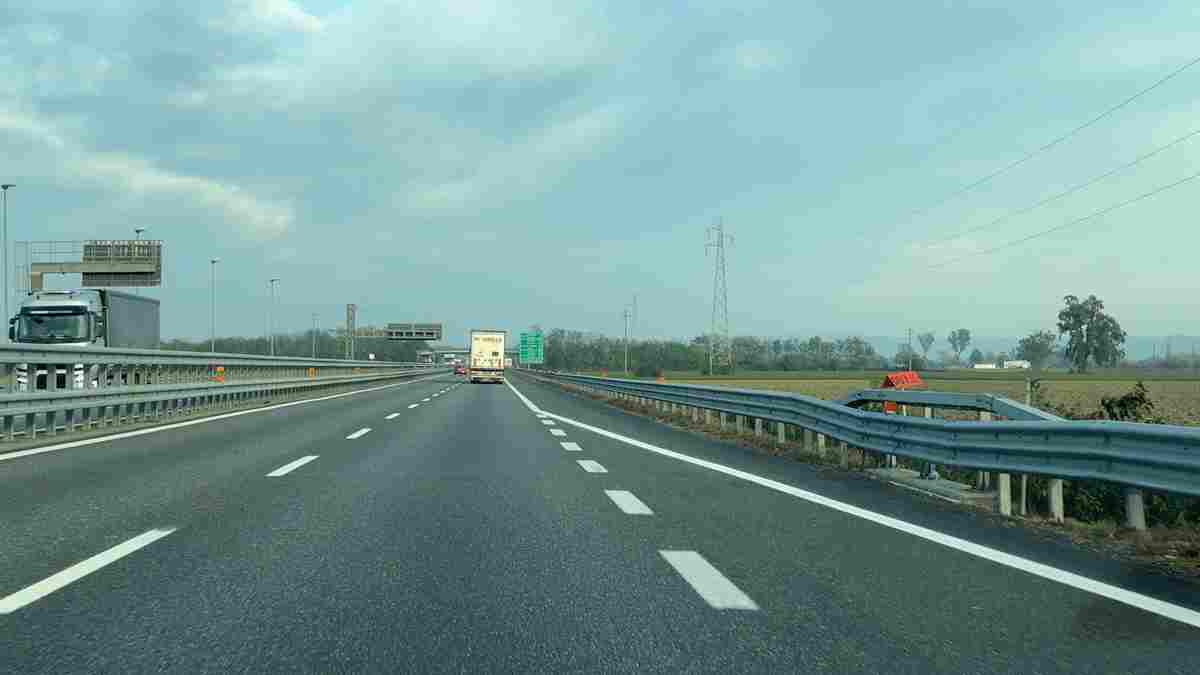 Schianto contro un guardrail nell’autostrada A21, morto un motociclista di 66 anni tra Casteggio e Voghera