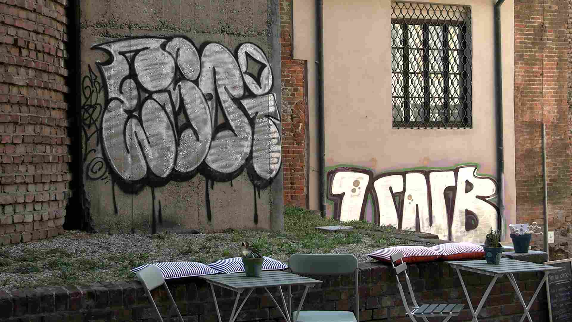 Pavia, graffiti sul muro del Duomo: ”Serve una riflessione sull’educazione”
