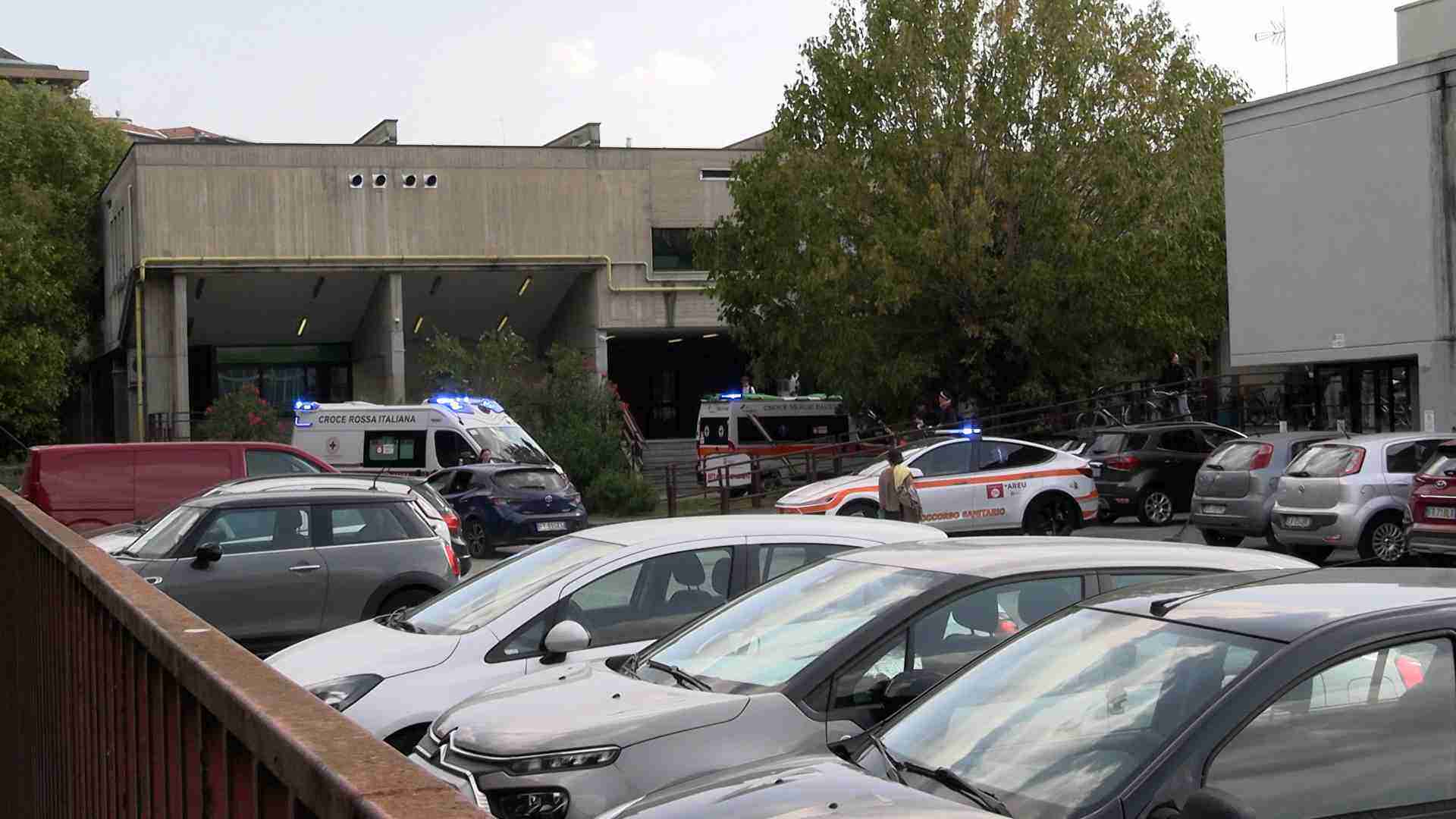 Pavia, spruzzano spray al peperoncino al Copernico: arrivano 118 e pompieri