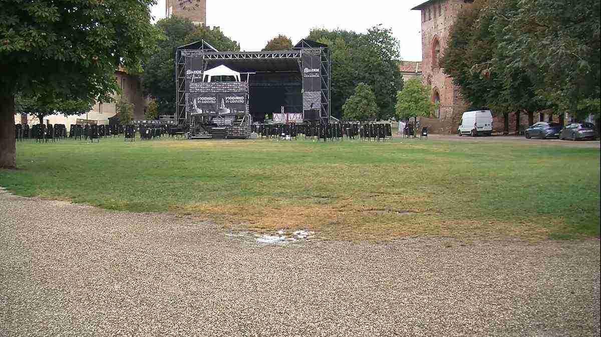 Vigevano, concerto annullato per la pioggia: i fan di Cocciante vogliono i rimborsi