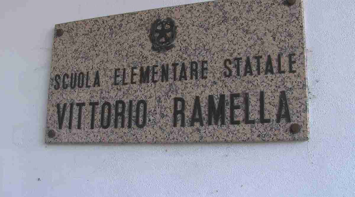 Vigevano, si spoglia davanti a una scuola elementare: denunciato dai carabinieri