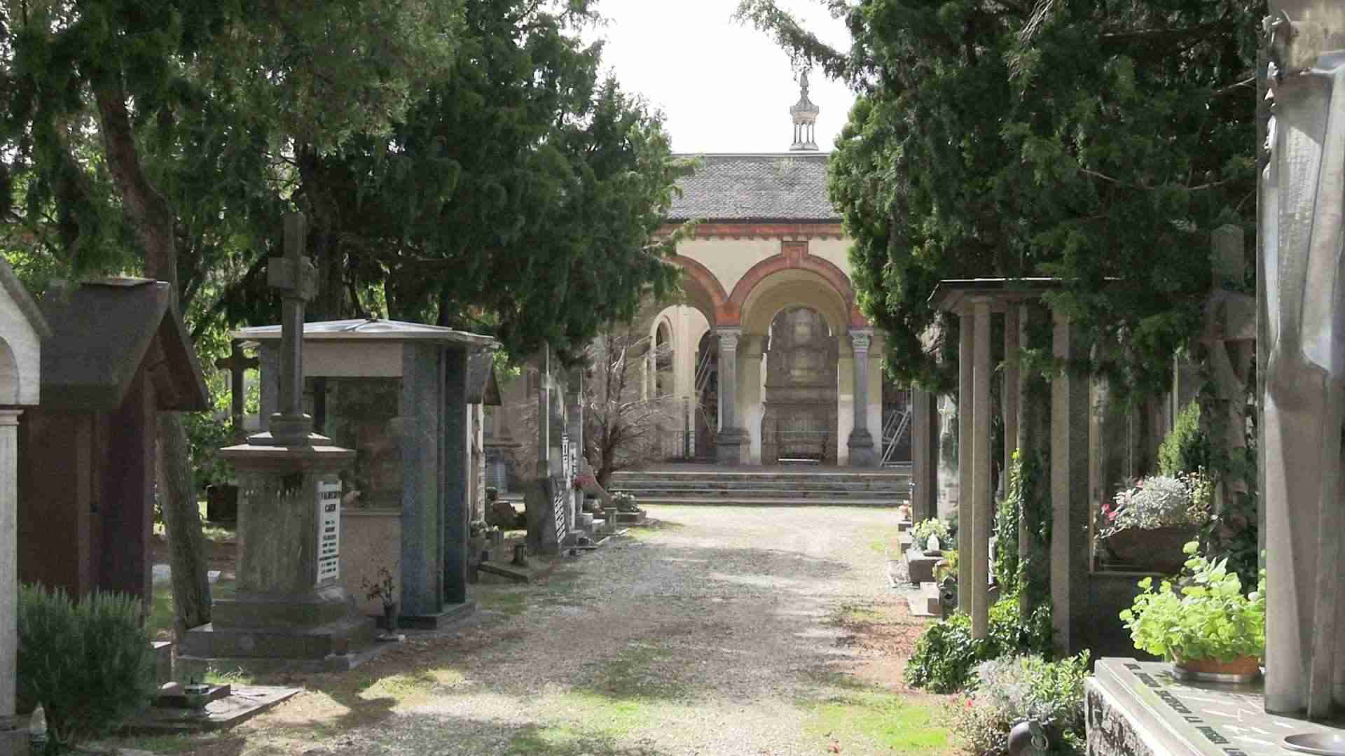 Pavia, vandalismi al Cimitero Maggiore: controlli di Polizia Locale di giorno e vigilanza privata alla notte