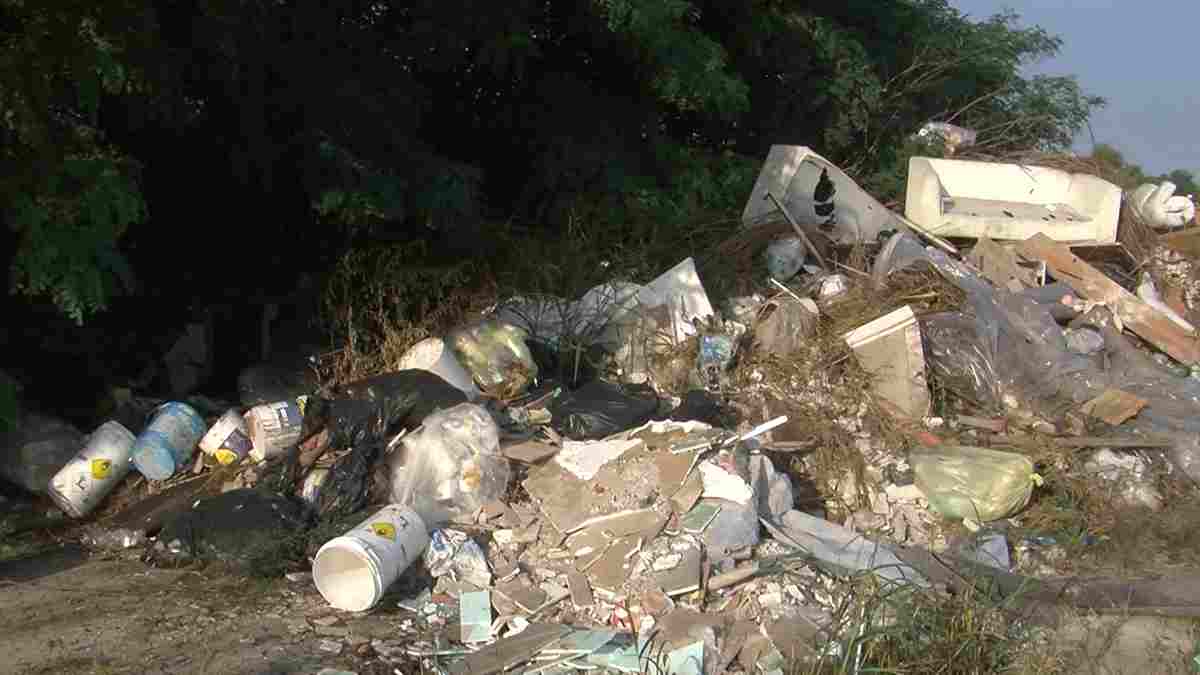Gropello, nuovi abbandoni di rifiuti nell’area ex Record sulla strada verso la circonvallazione che porta a Garlasco
