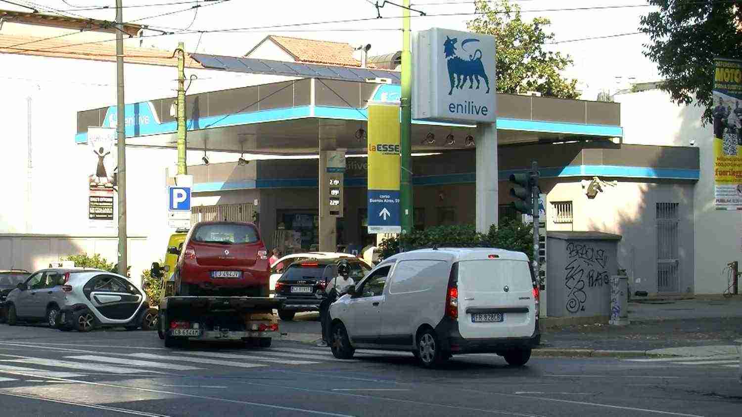 Milano, caro-carburanti: code ai distributori convenzionati al tetto massimo ai prezzi