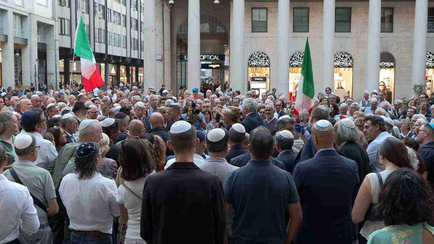 Milano, la manifestazione della Comunità ebraica per il rabbino aggredito e contro l’antisemitismo
