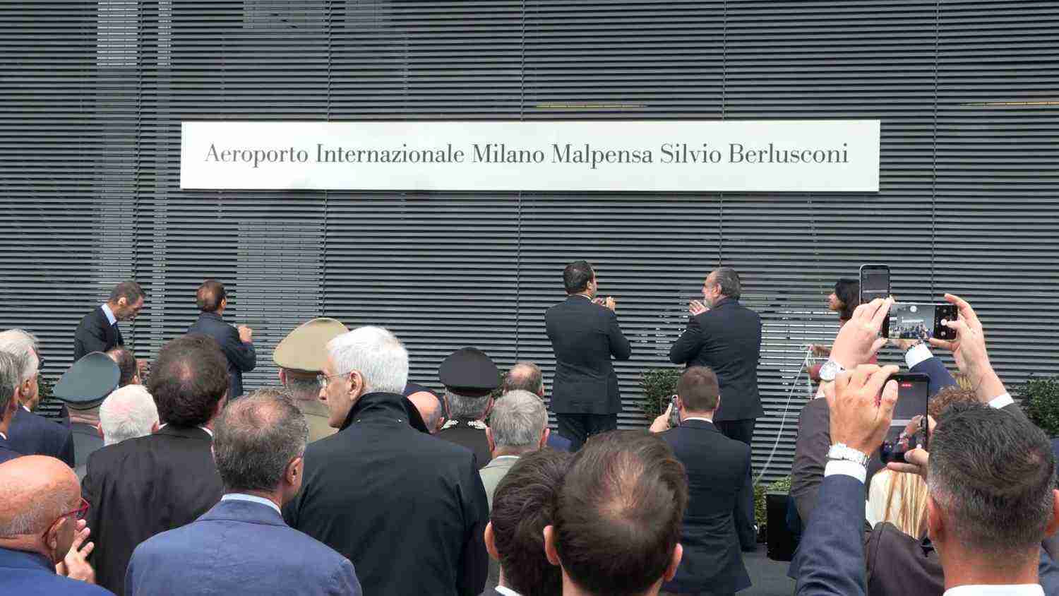 Milano, l’Aeroporto di Malpensa intitolato a Silvio Berlusconi: tra affetto e polemica