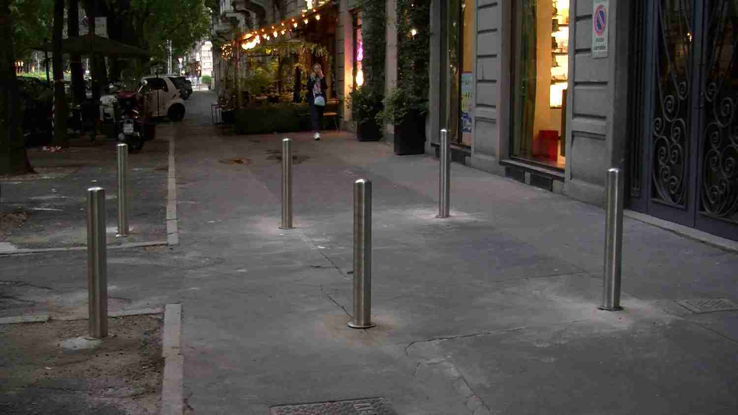 Milano, i dissuasori contro la sosta selvaggia in via Eustachi tra protesta e vandalismo