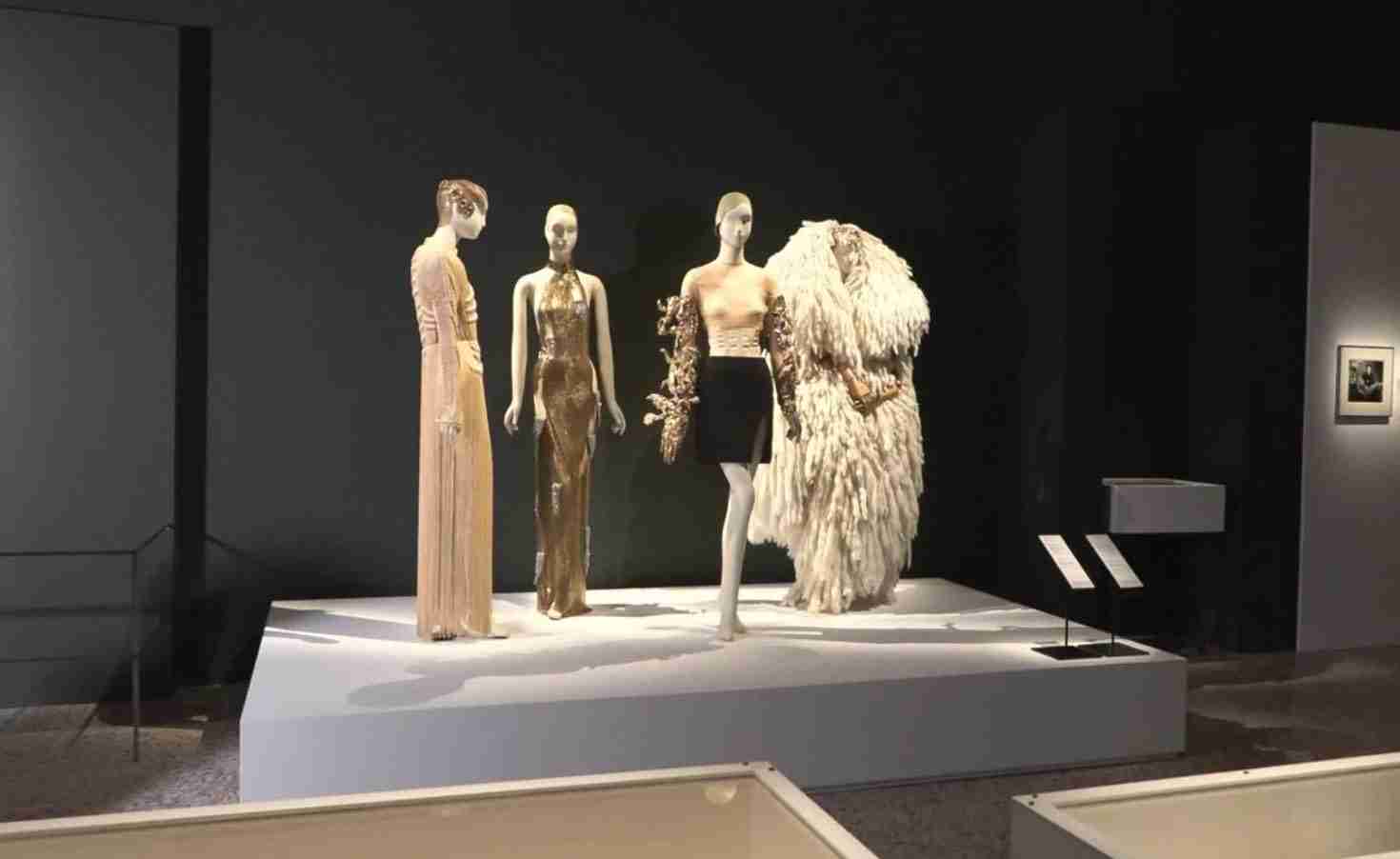 Dalí e la moda, a Palazzo Reale l’arte surrealista diventa da indossare