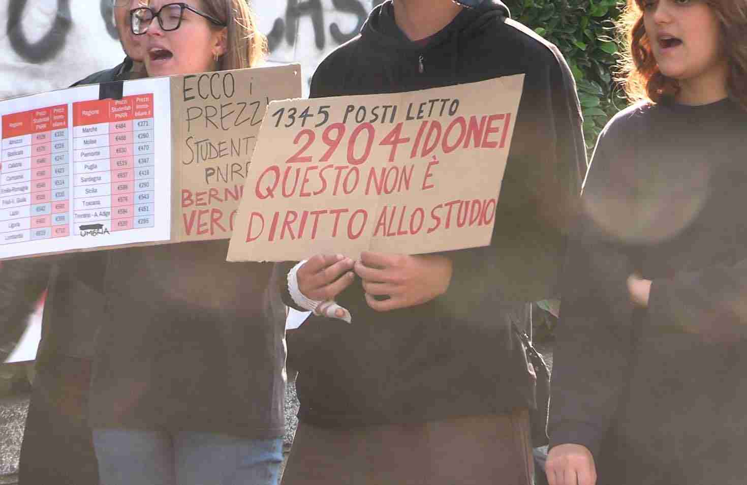 Milano, si incatena al letto dello studentato: «Da qui non me ne vado»