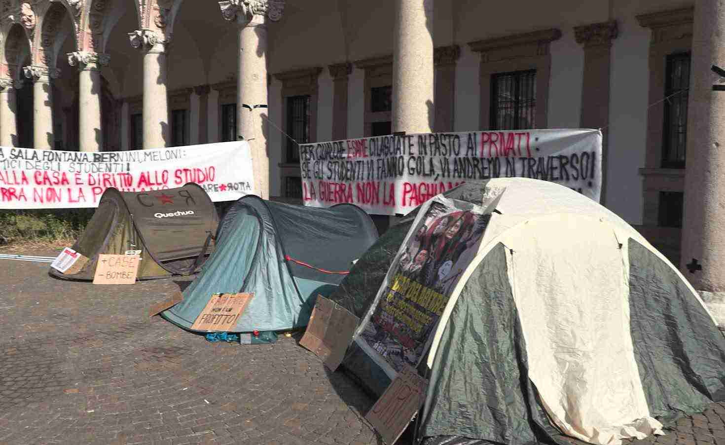 Milano, tende alla Statale: il caro affitti riaccende la protesta degli studenti universitari