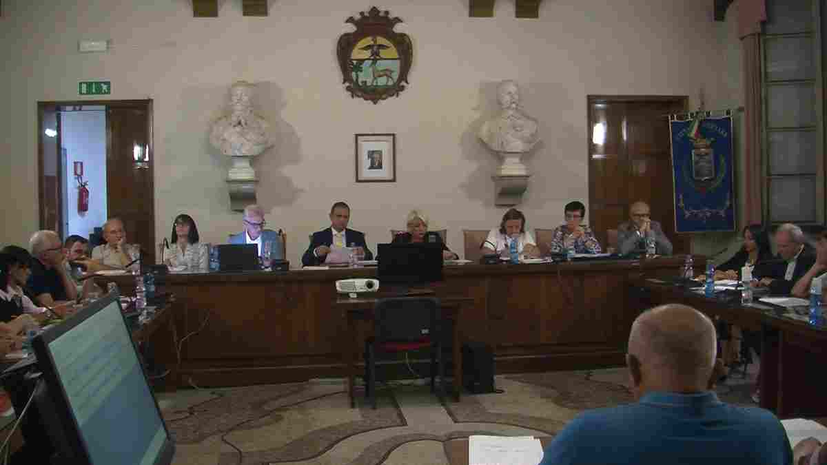Mortara, serve assumere più vigili e dipendenti comunali: presentate in consiglio le linee di programma del sindaco Farina