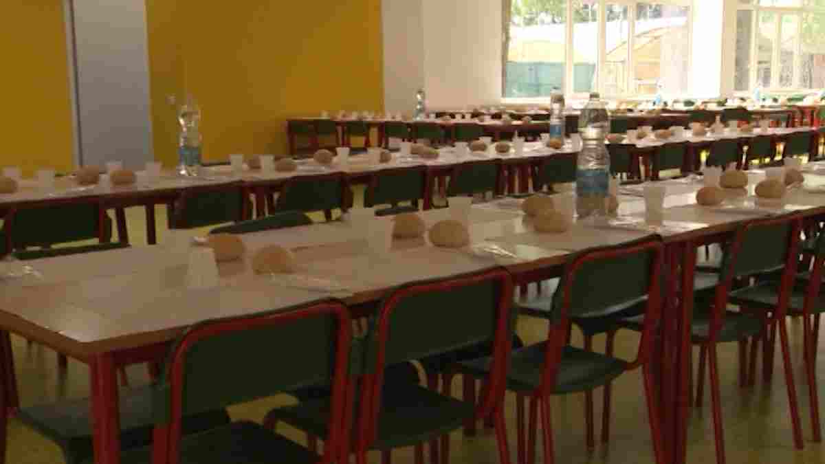 Mortara, pasti in bianco serviti a scuola ai bambini delle famiglie che non hanno pagato la mensa: la decisione del Comune