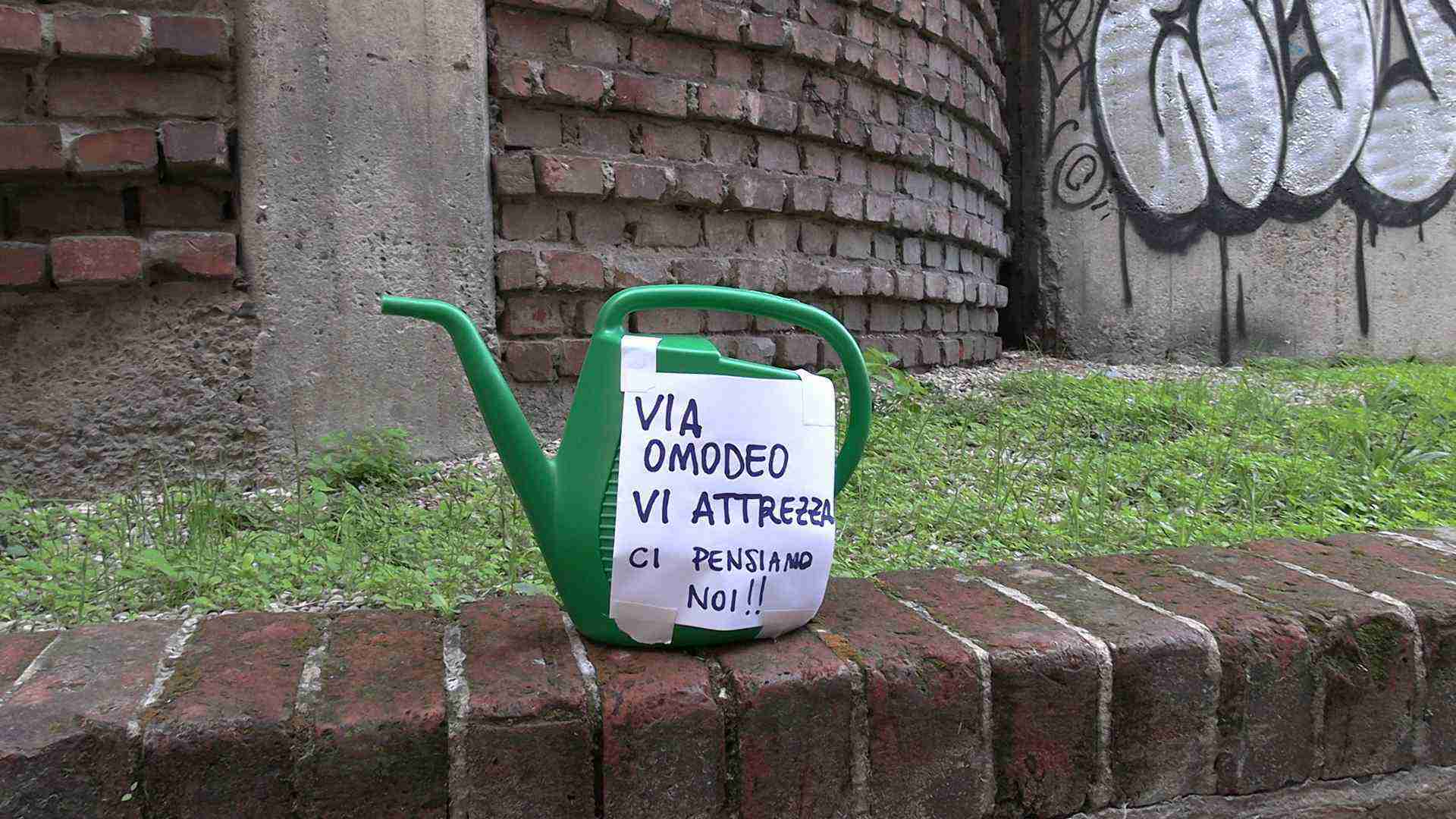 Pavia, l’iniziativa di via Omodeo: ”Non avete l’acqua per i bisogni del cane? Usate questo”